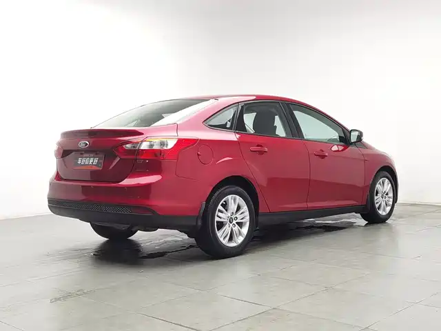 Ford Focus 2012 Sedan 1.6L Manual Comfort — фото 2