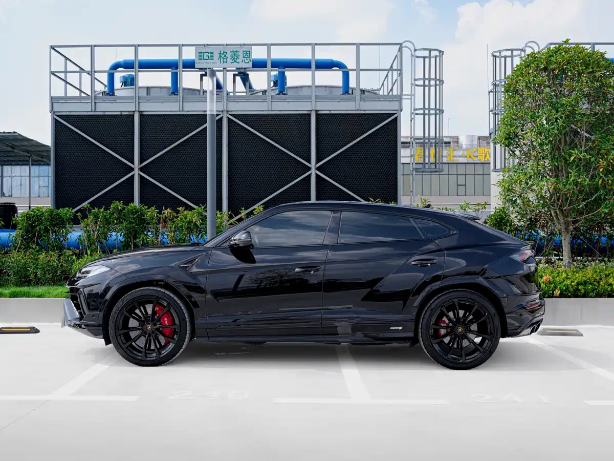 Фото 9 - Lamborghini Urus