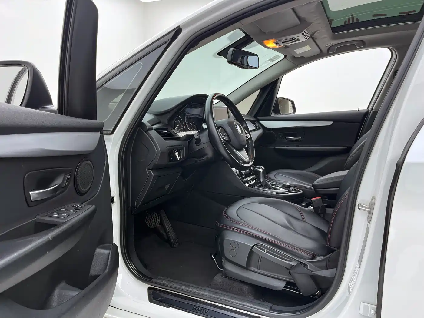 BMW 2 Series Touring 2016 218i Leading фото 12