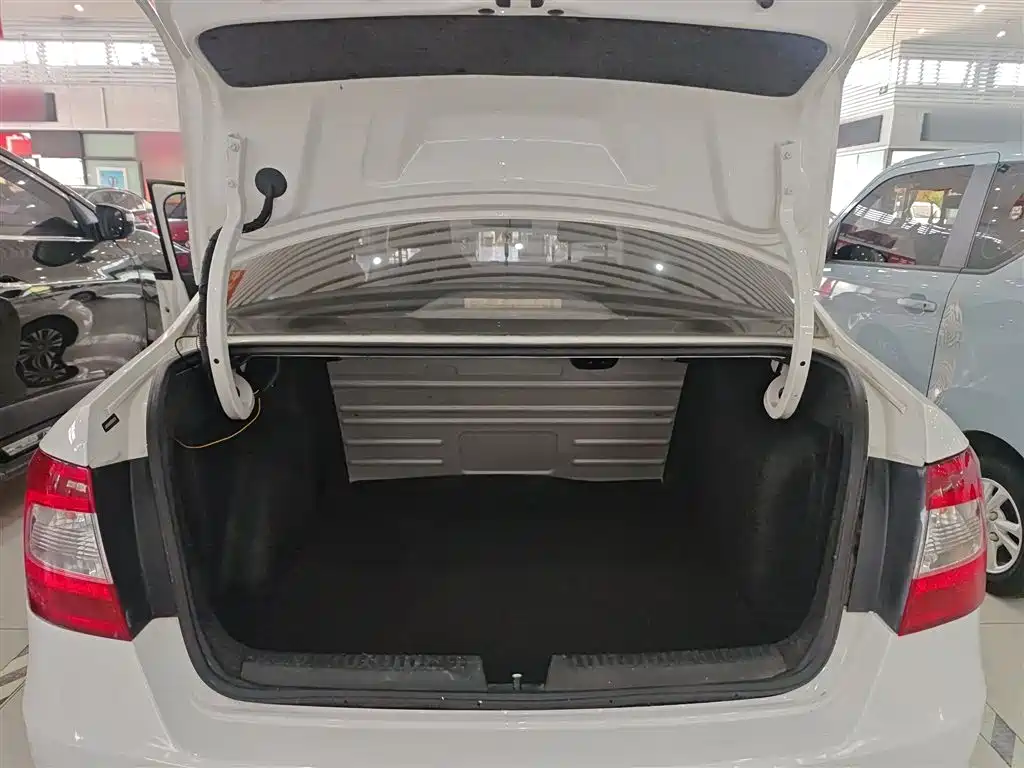 Škoda Rapid 2015 1.6L Automatic Joy Selection фото 19