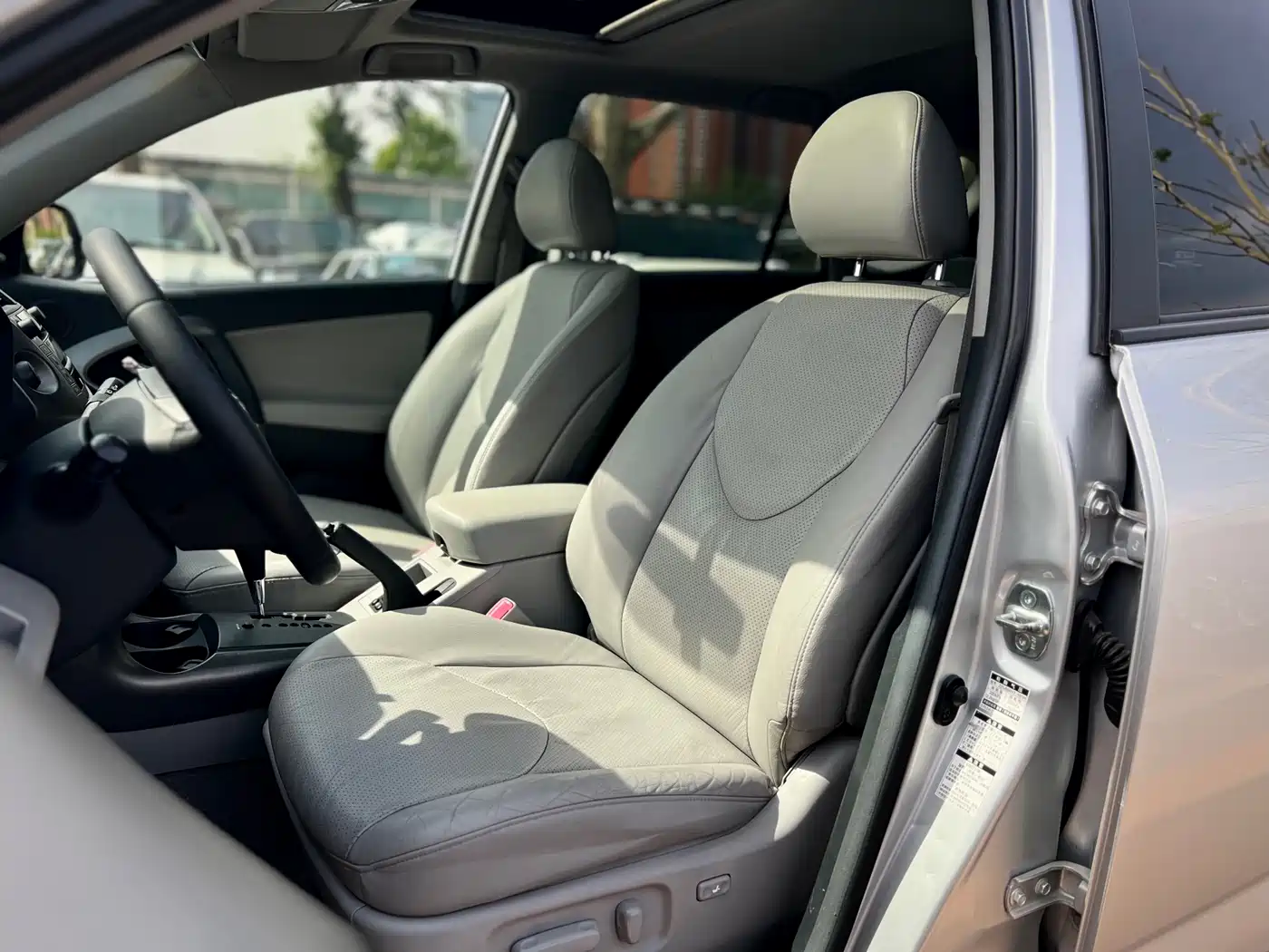 Toyota RAV4 Rongfang 2010 2.4L Automatic Luxury Upgrade Edition фото 26