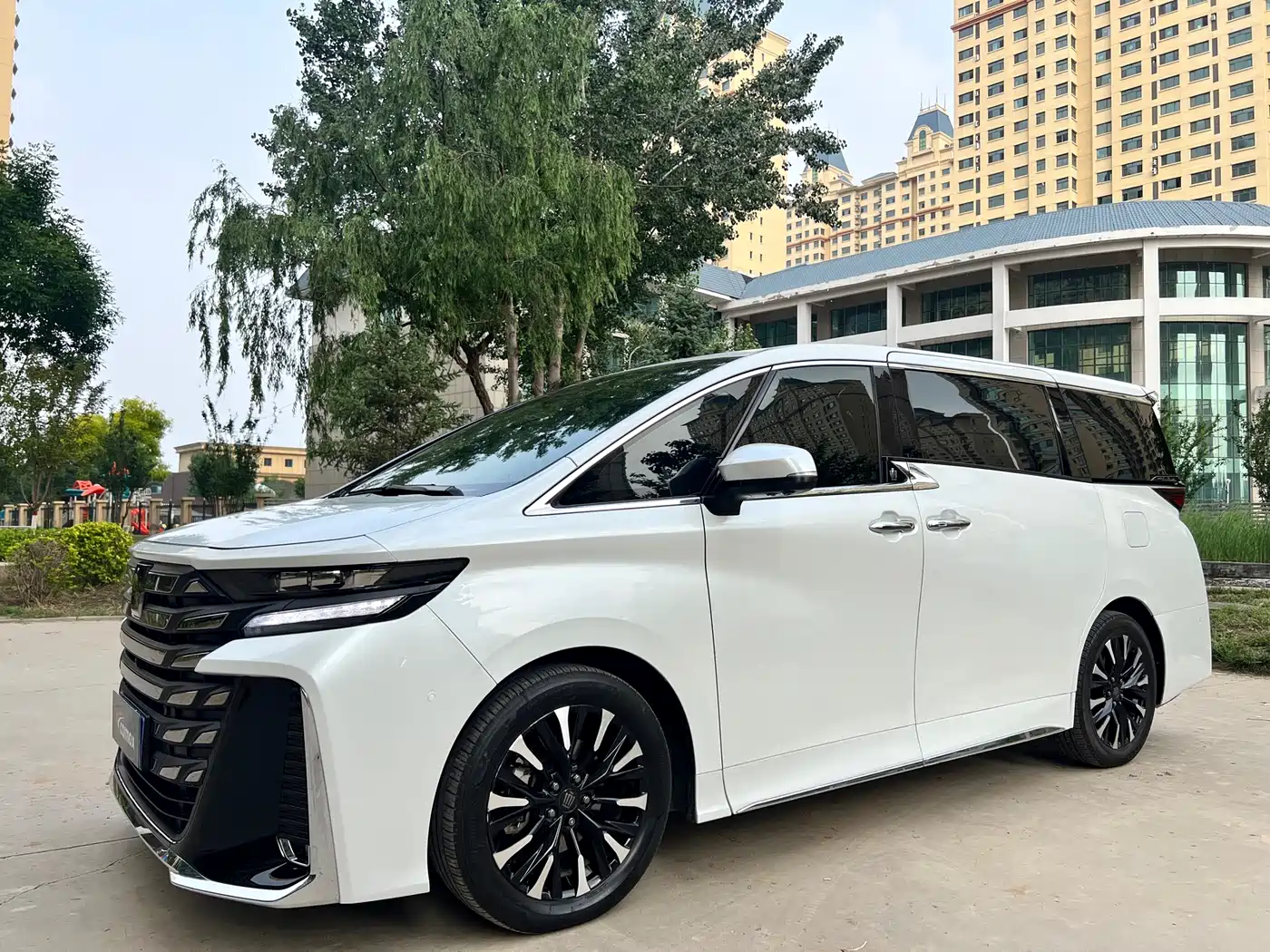 Toyota Vellfire 2025 Crown Hybrid 2.5L Ink Gold Executive Edition фото 3