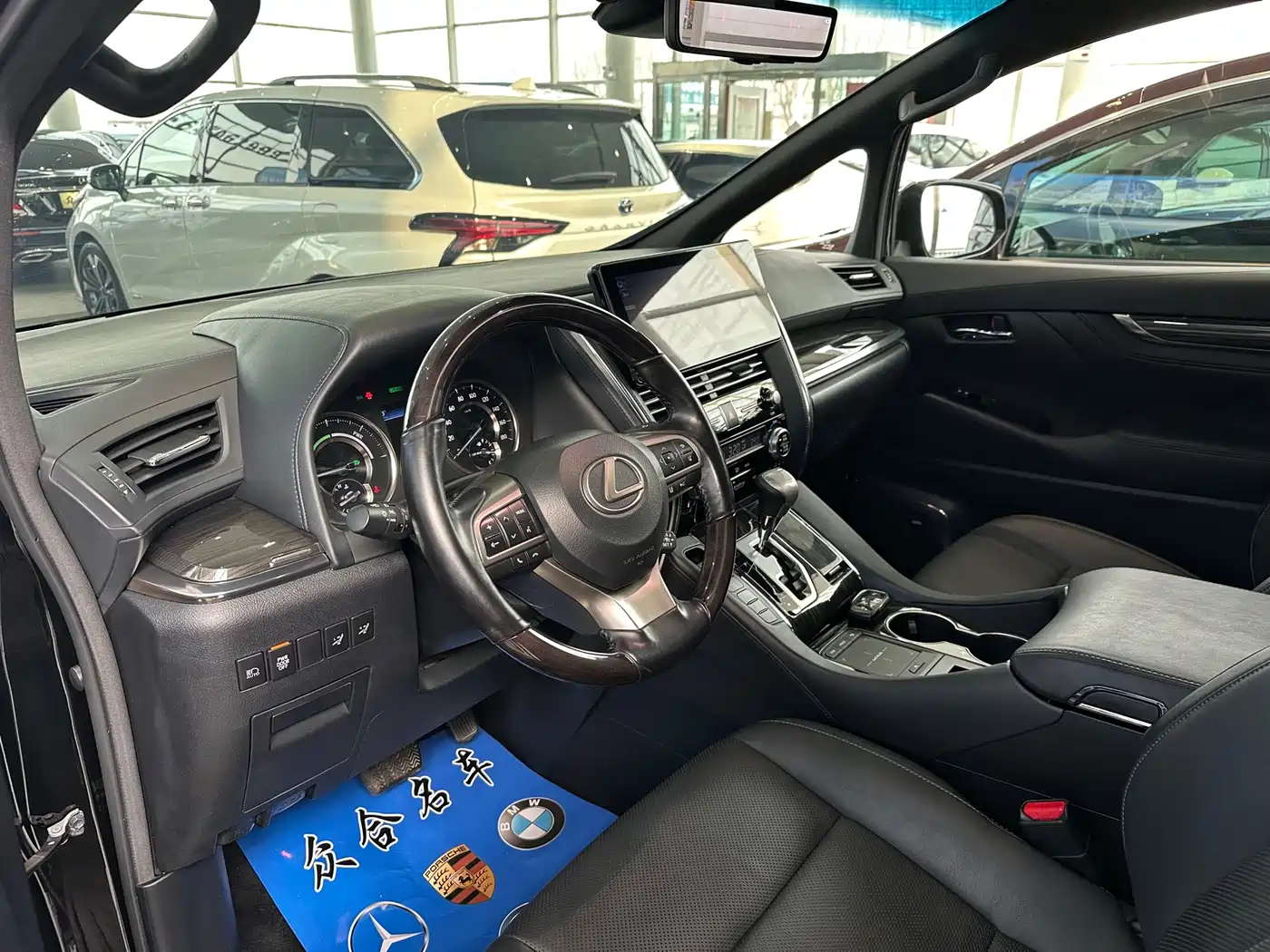 Lexus LM 2020 300h 4-Seat Imperial Edition фото 18