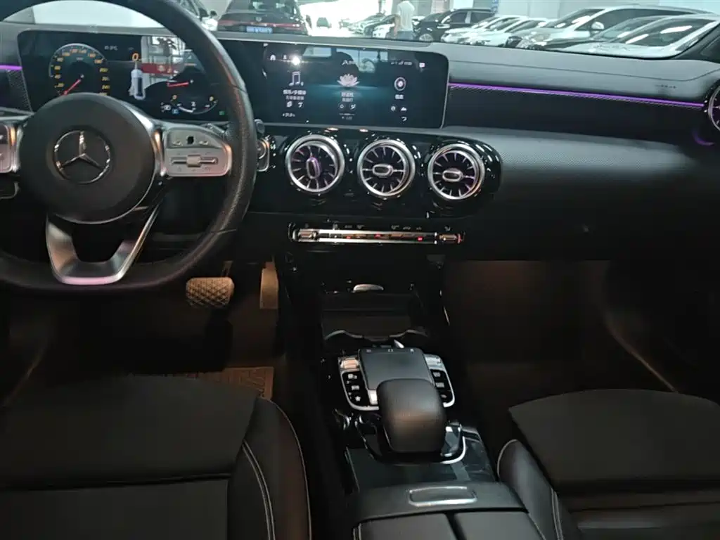 Mercedes-Benz A-Class 2020 A 200 L Sport Sedan фото 13