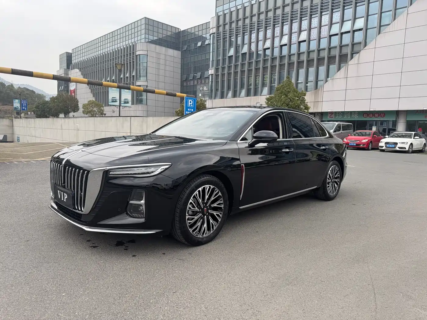 Hongqi H5 2024 2.0T Automatic Smart Connect Flag Smooth Edition