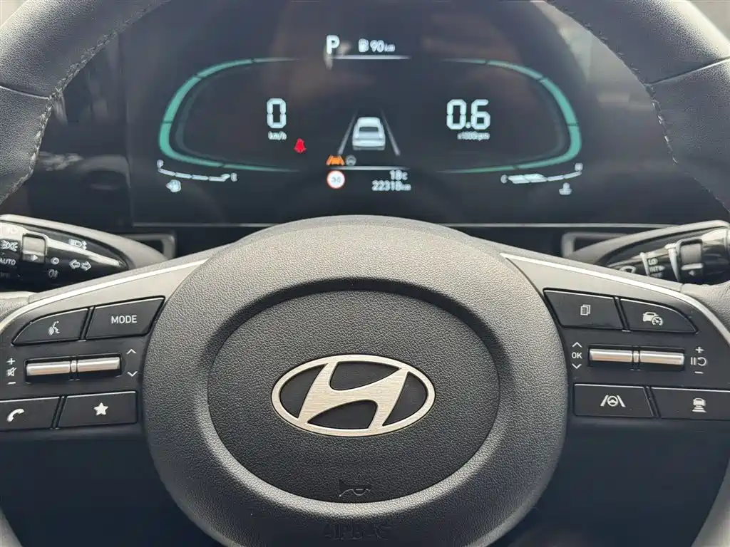 Hyundai Elantra 2023 Model 1.5L CVT LUX Premium Edition фото 6