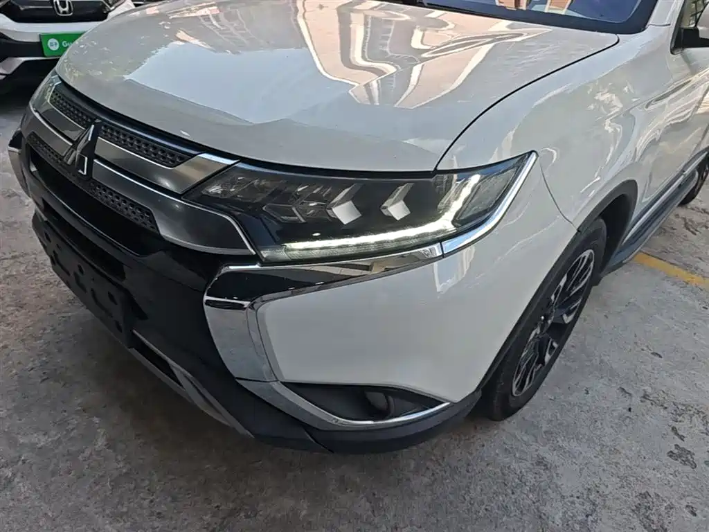Mitsubishi Outlander 2019 2.4L 4WD Deluxe Edition 7-Seater China VI фото 24