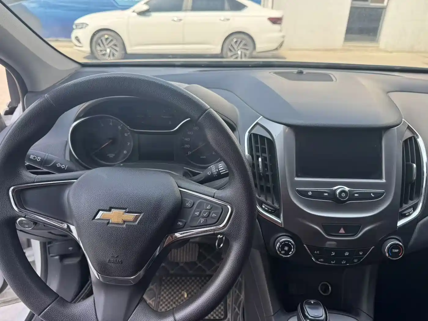 Chevrolet Cruze 2017 1.5L Hatchback Auto Style фото 2