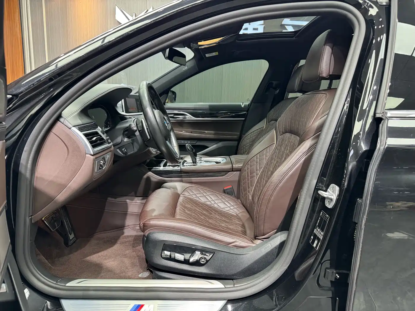 BMW 7 Series 2021 Model 740Li Leading M Sport Package фото 5