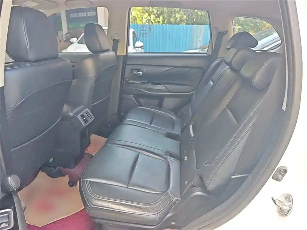 MITSUBISHI OUTLANDER