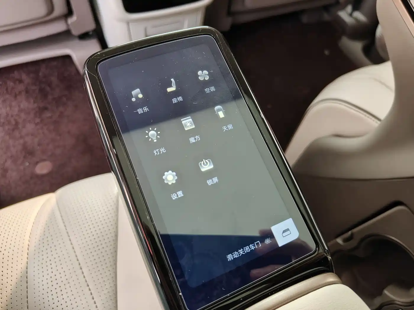 Denza D9 2022 DM-i 970 AWD Flagship фото 13