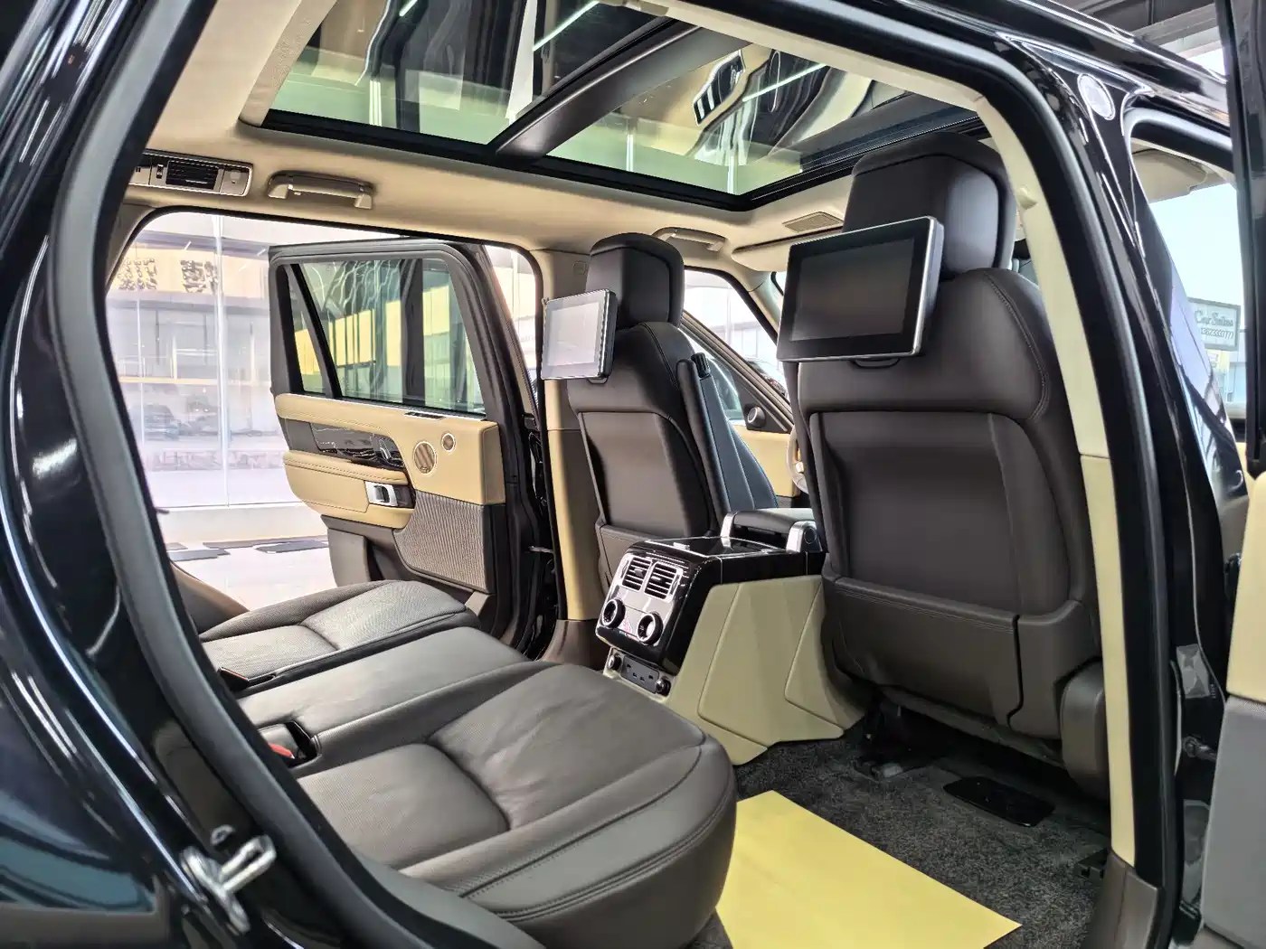 Land Rover Range Rover 2021 3.0 L6 Heritage Extended Classic Edition фото 9