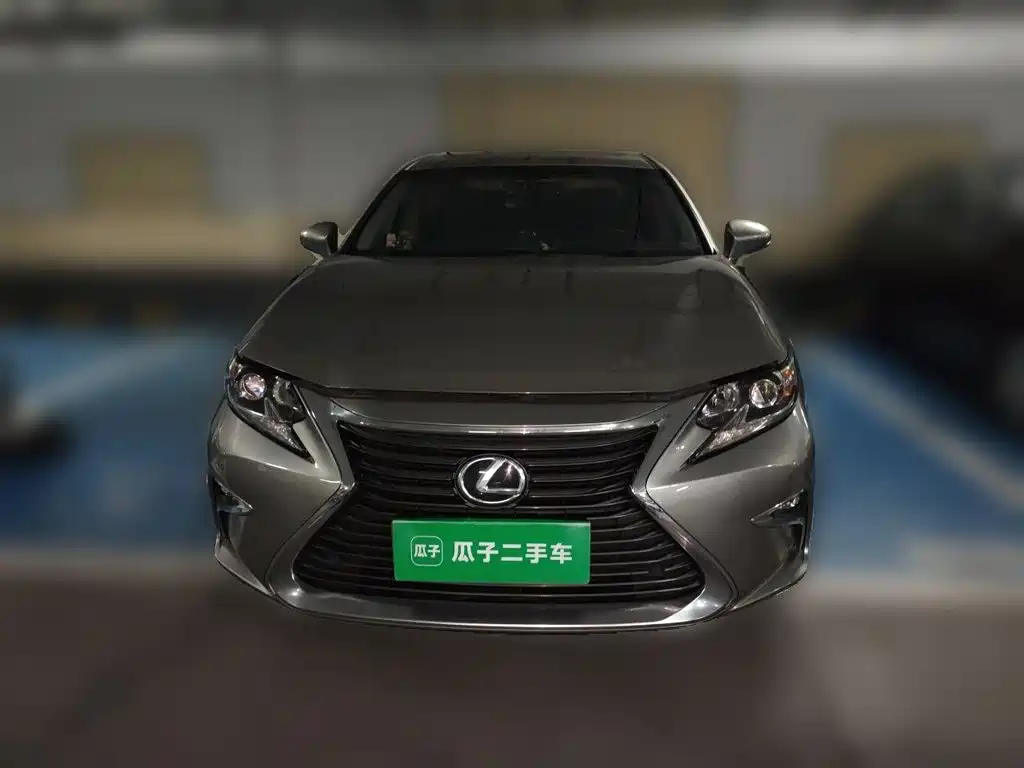 Фото 24 - Lexus ES