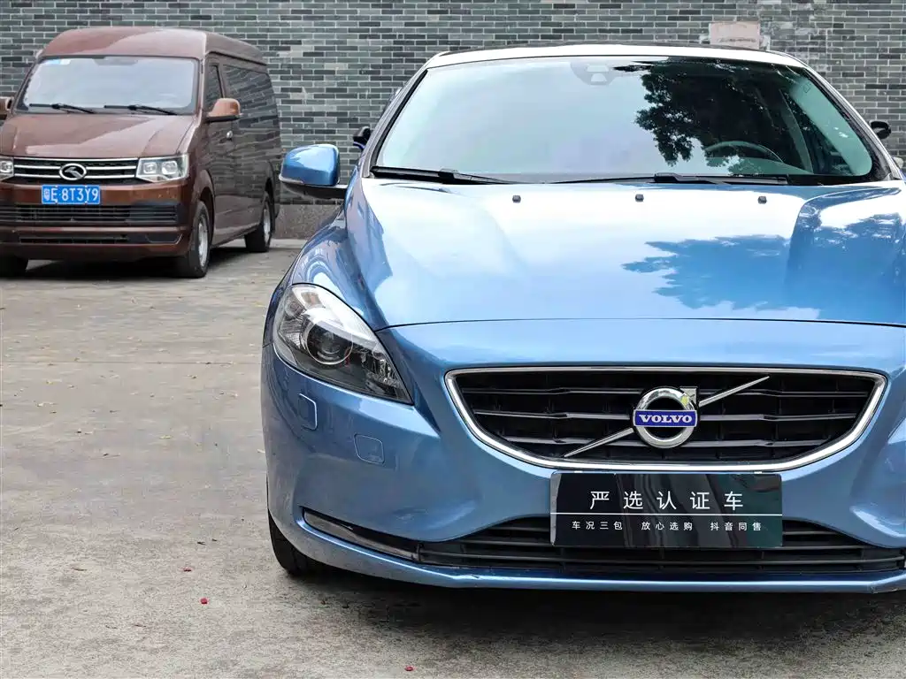 VOLVO V40