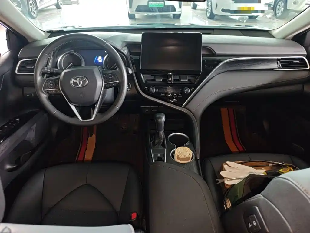 Фото 10 - Toyota Camry