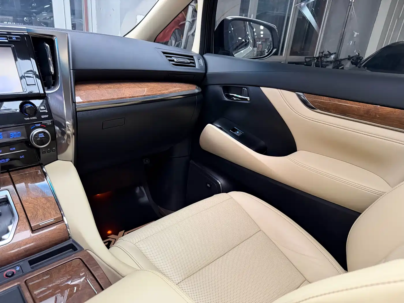 Toyota Alphard 2018 3.5L Premium фото 24
