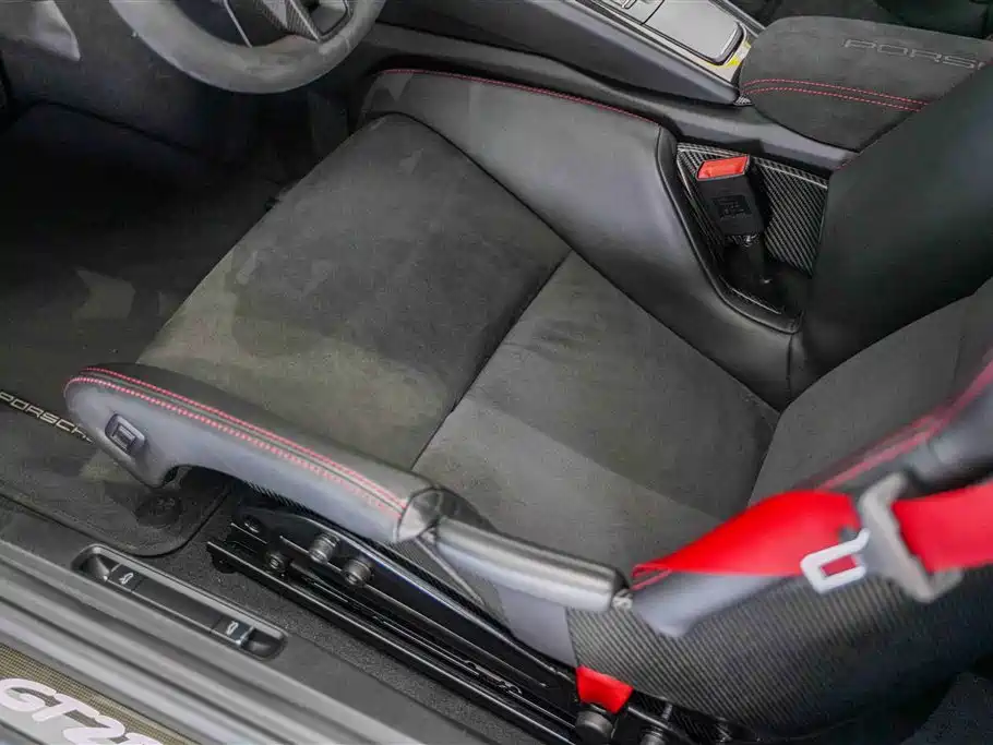 Porsche 911 2018 GT2 RS 3.8T фото 5