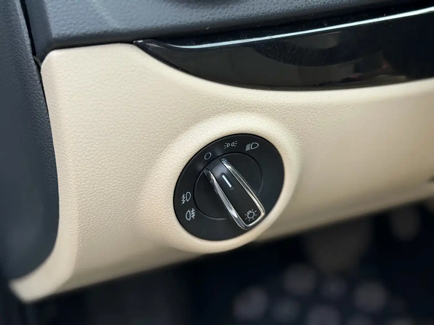 Volkswagen Lavida 2011 1.6L Automatic Pinya Edition фото 13