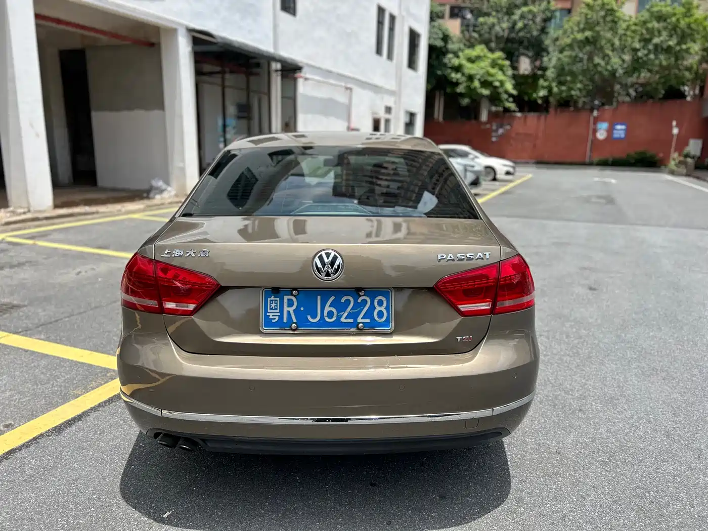 Volkswagen Passat 2014 1.8TSI DSG Luxury Edition фото 6
