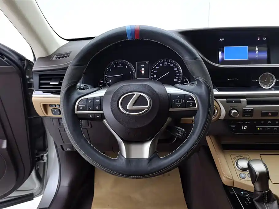 Lexus ES 2015 200 Elite Edition фото 15