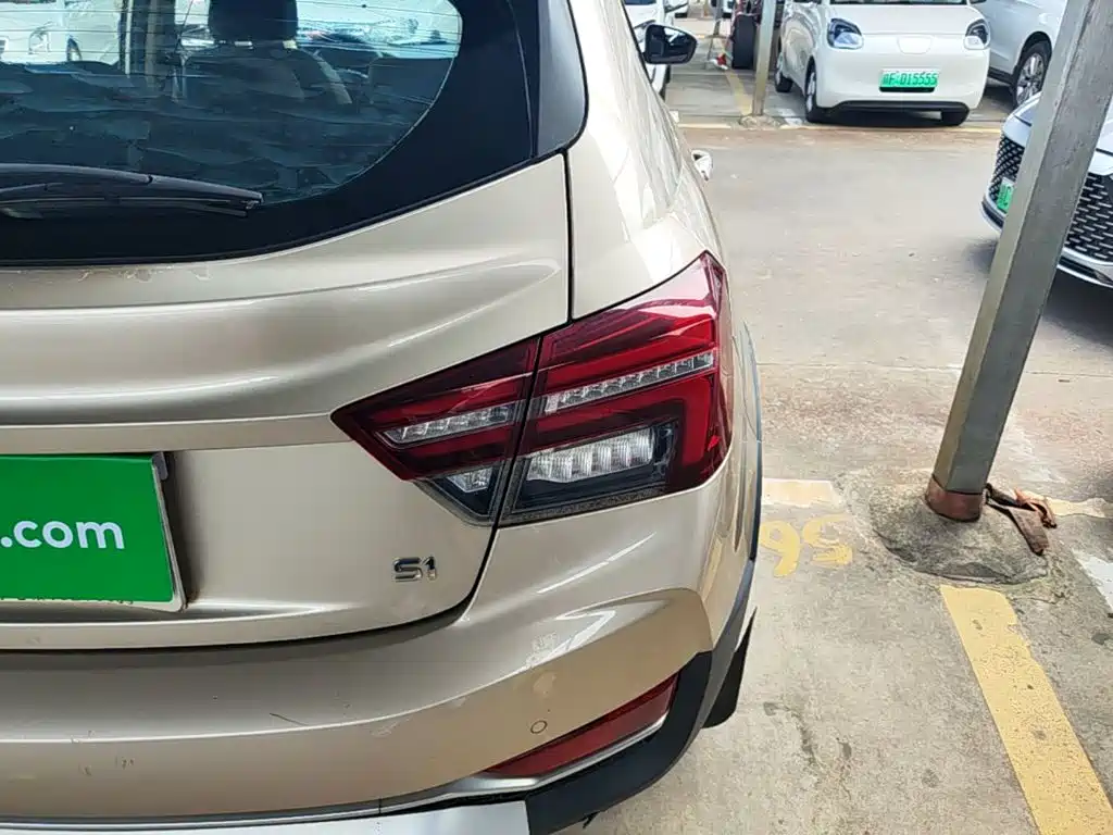 Фото 8 - Geely Vision S1