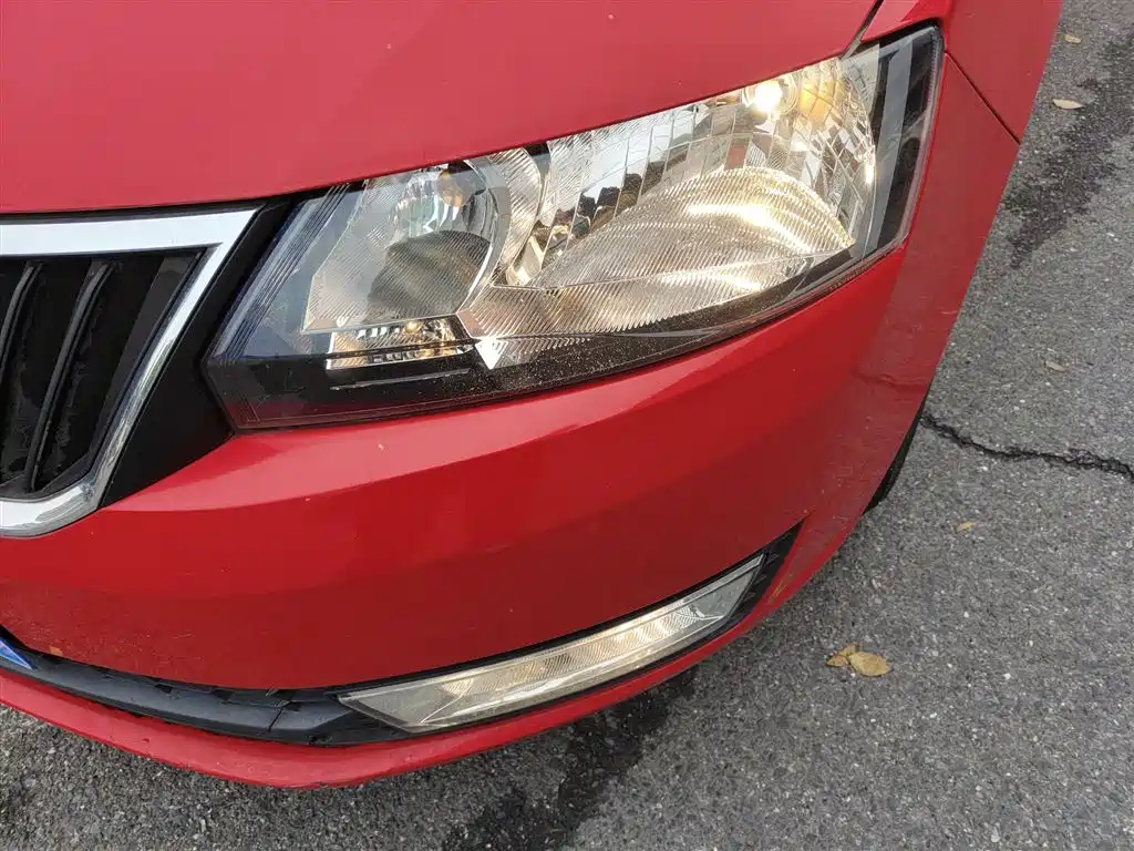Škoda Skoda Rapid Spaceback 2014 1.6L Automatic Joy Edition фото 18