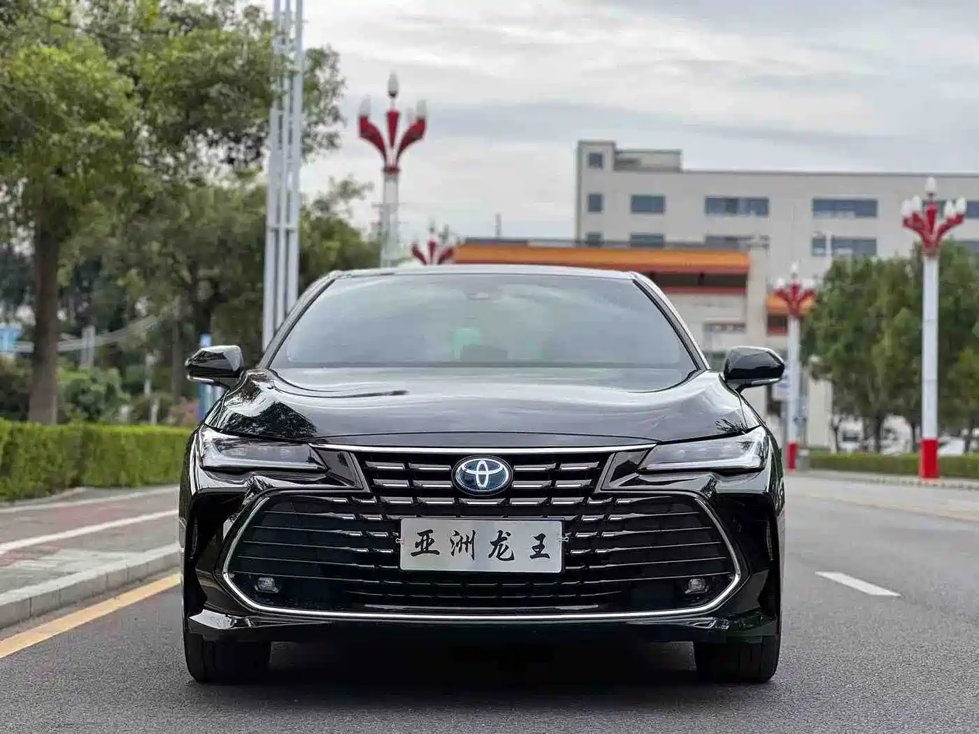 Toyota Avalon 2023 Hybrid 2.5L Luxury Edition фото 2
