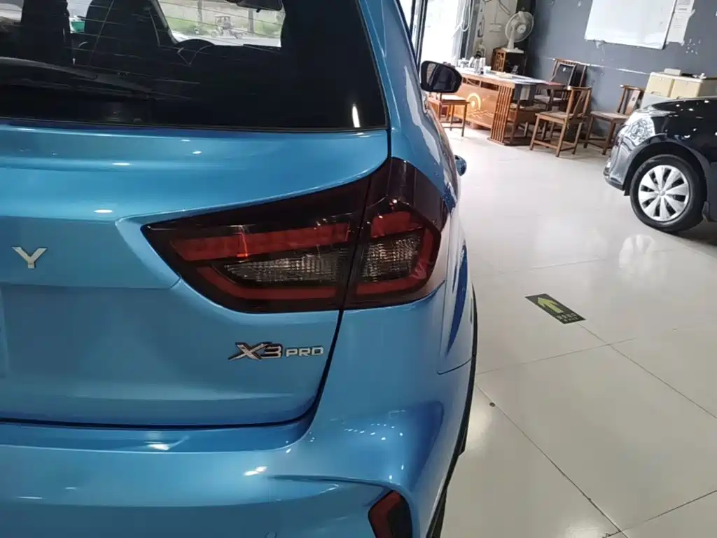 Фото 8 - Geely Vision X3