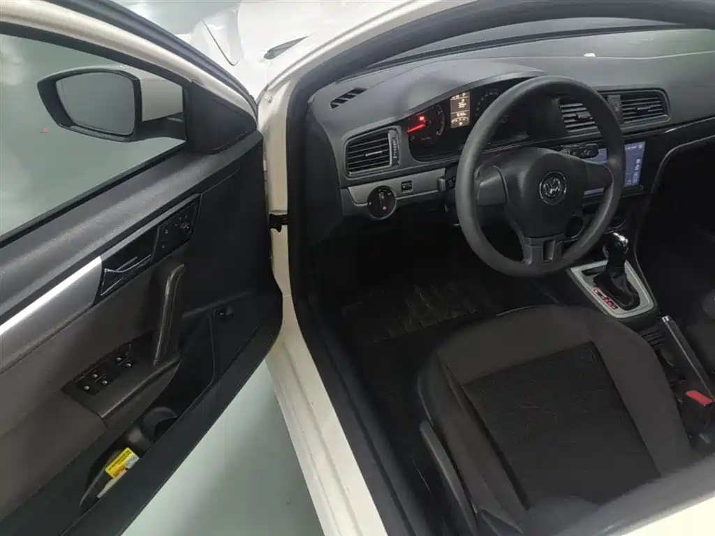 Volkswagen Lavida 2017 1.6L Automatic Comfort Edition фото 16