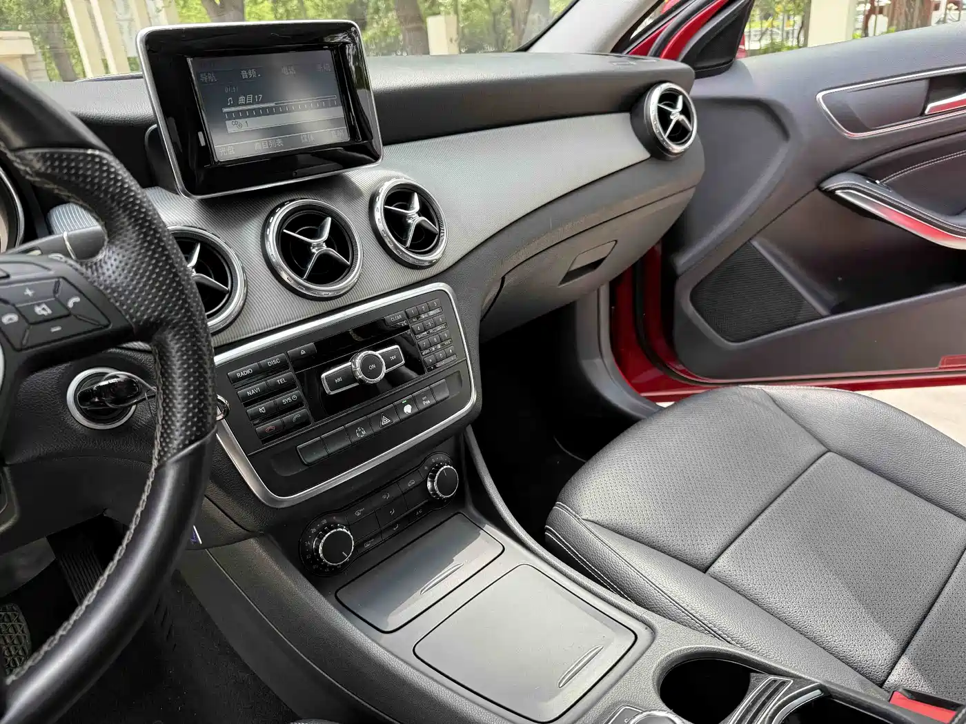 Mercedes-Benz GLA 2015 GLA 200 Dynamic фото 12
