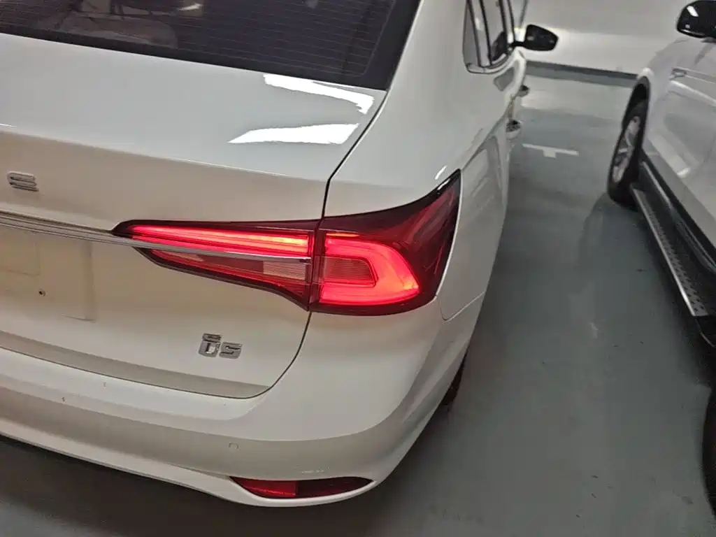 Фото 8 - Roewe i5