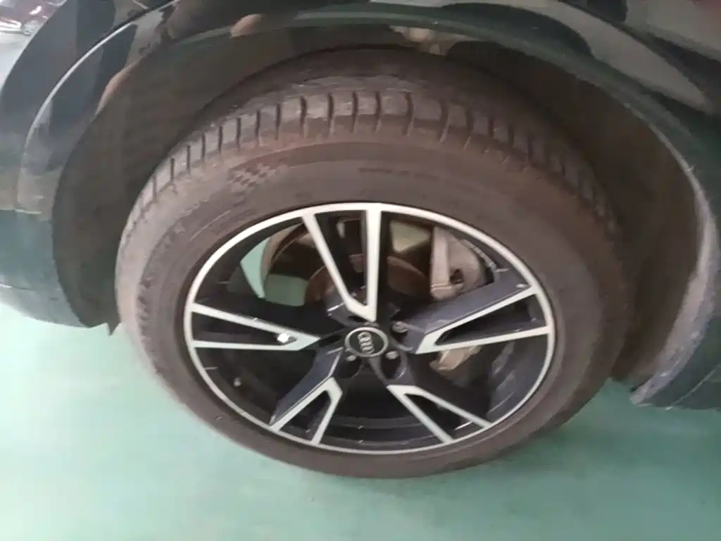 Фото 23 - Audi Q5L