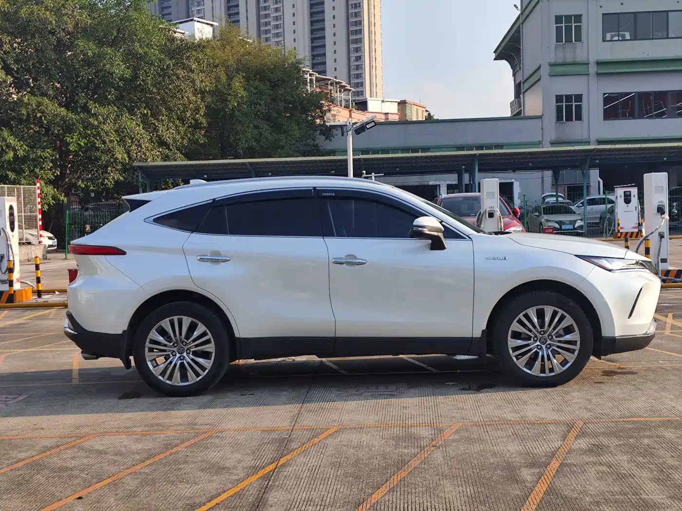 Toyota Lingfang HARRIER 2024 2023 Hybrid 2.5L CVT 4WD Premium Edition
