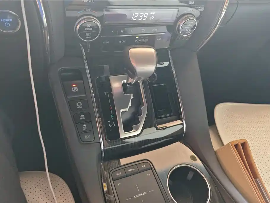 Lexus LM 2020 300h 4-Seat Imperial Edition фото 16