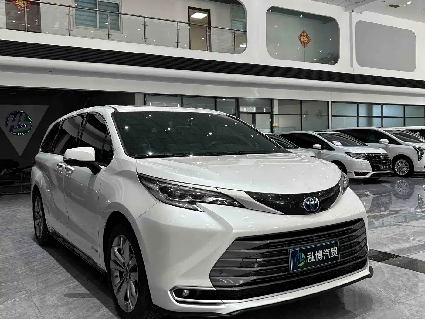 Toyota Sienna 2023 2.5L Hybrid Premium Edition фото 3