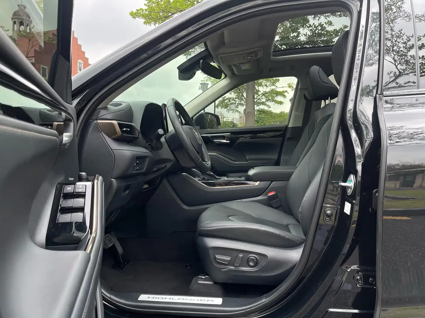Toyota Highlander 2023 2.5L Smart Hybrid AWD Knight Edition 7-Seater фото 12
