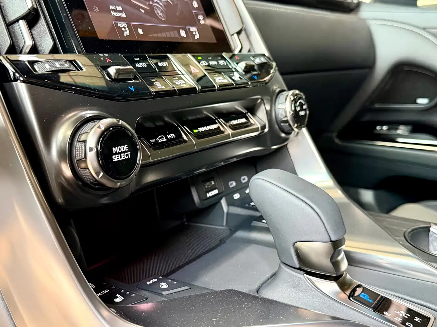 Lexus LX 2025 700h OVERTRAIL Frontier Edition фото 15