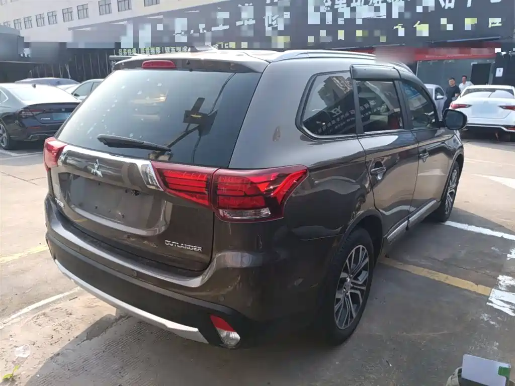 MITSUBISHI OUTLANDER