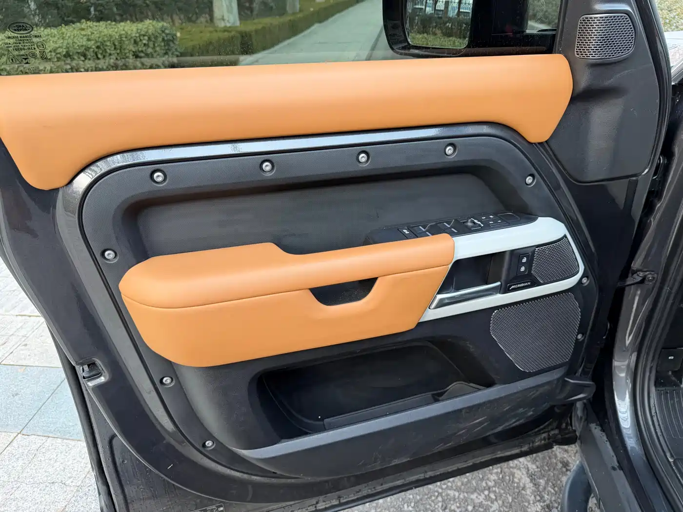 Land Rover Defender 2022 110 P400 Dark Special Edition фото 6