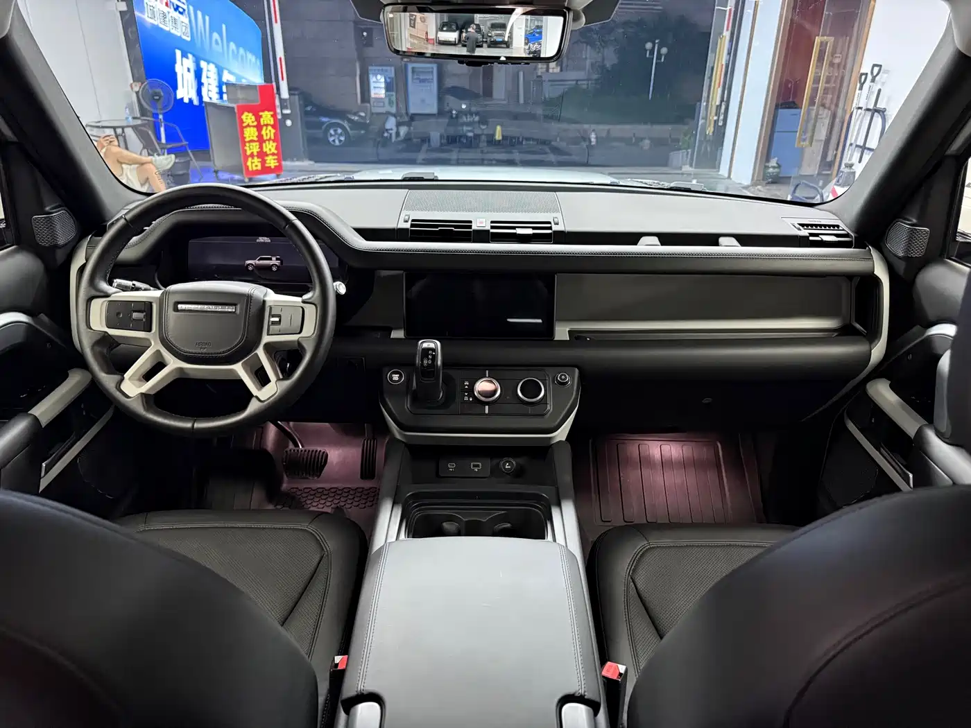 Photo 12 - Land Rover Defender