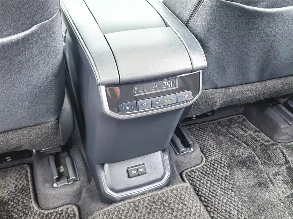 Toyota Crown Kluger 2023 2.5L HEV AWD Premium Edition фото 27