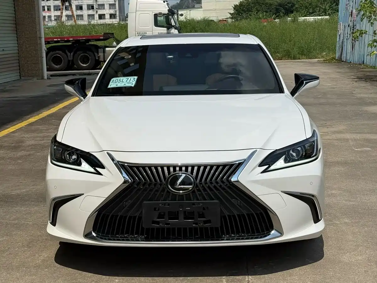 Фото 2 - Lexus ES