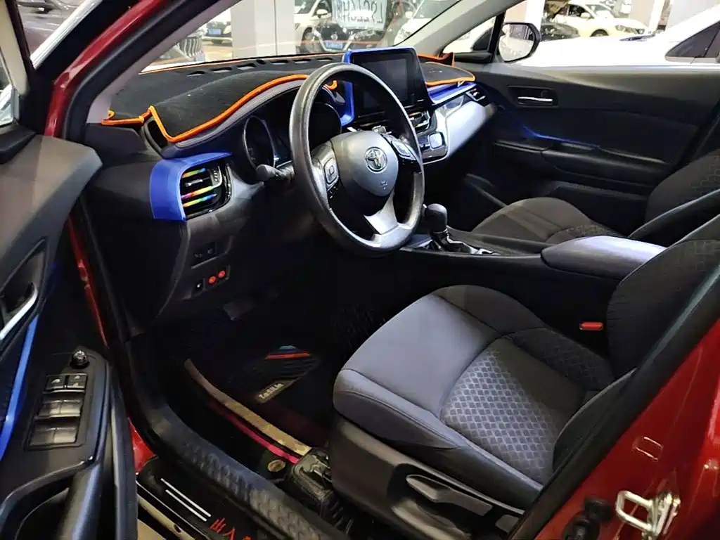 Фото 15 - Toyota C-HR