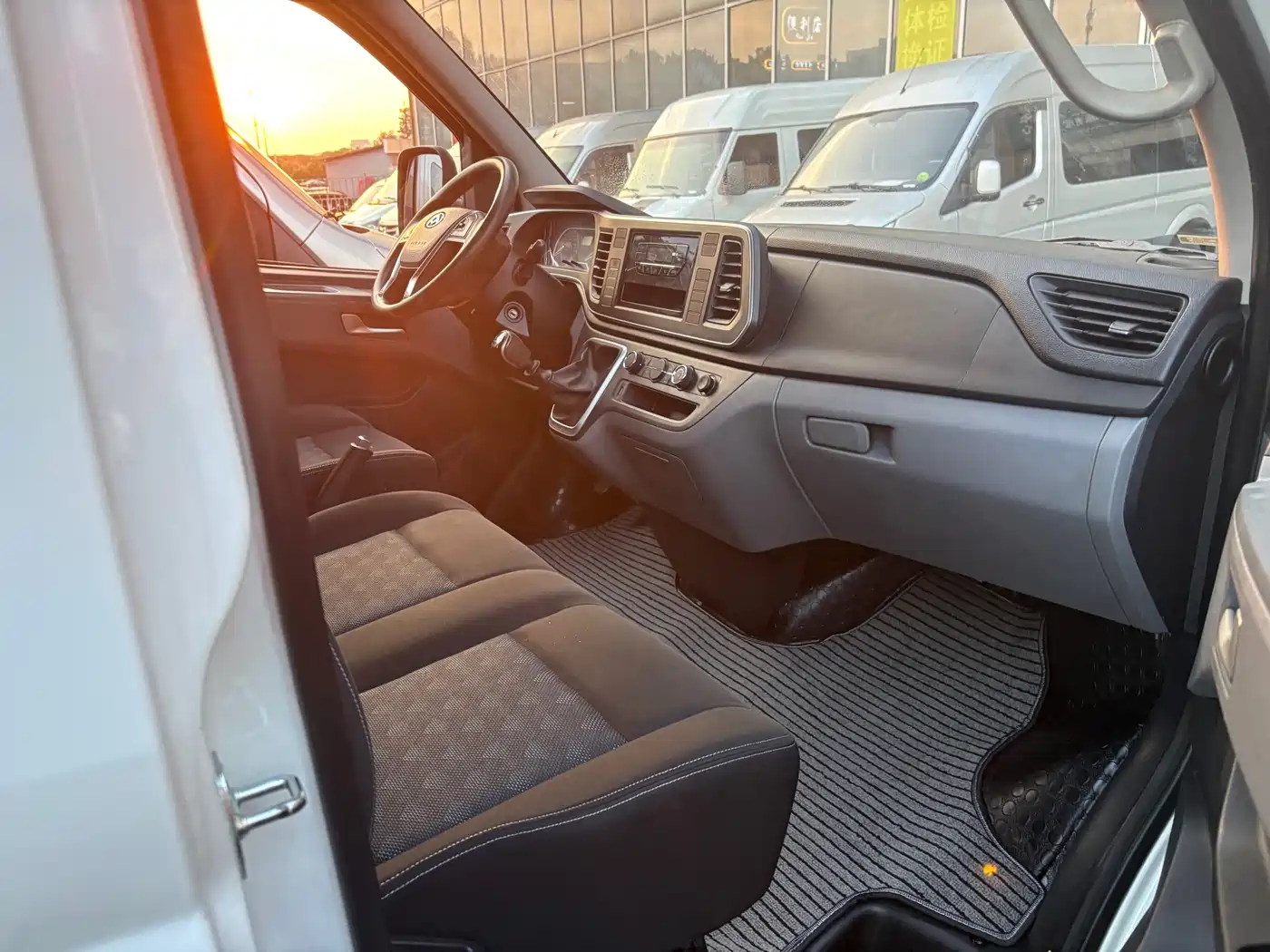 Photo 5 - SAIC Maxus Xintu V80