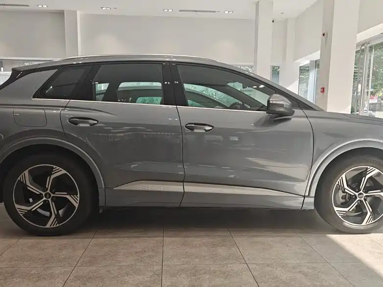 Photo 3 - Audi Q4 e-tron
