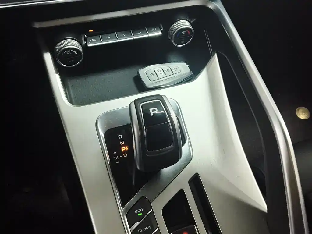 Фото 10 - Geely Coolray