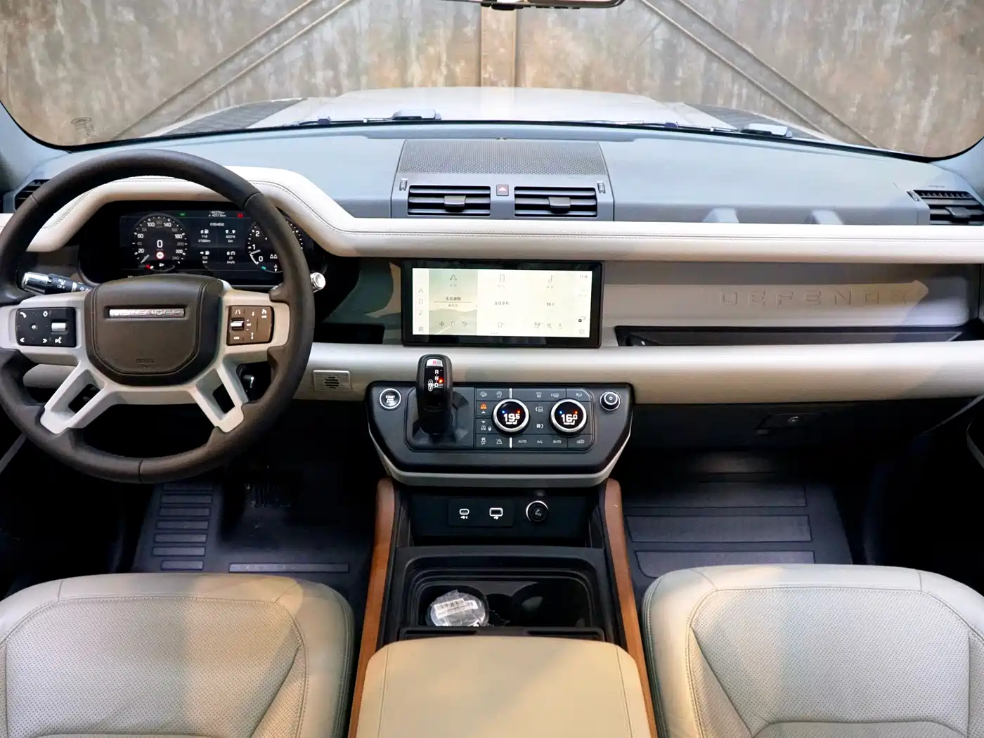 Land Rover Defender 2020 Model 110 P400 HSE фото 12