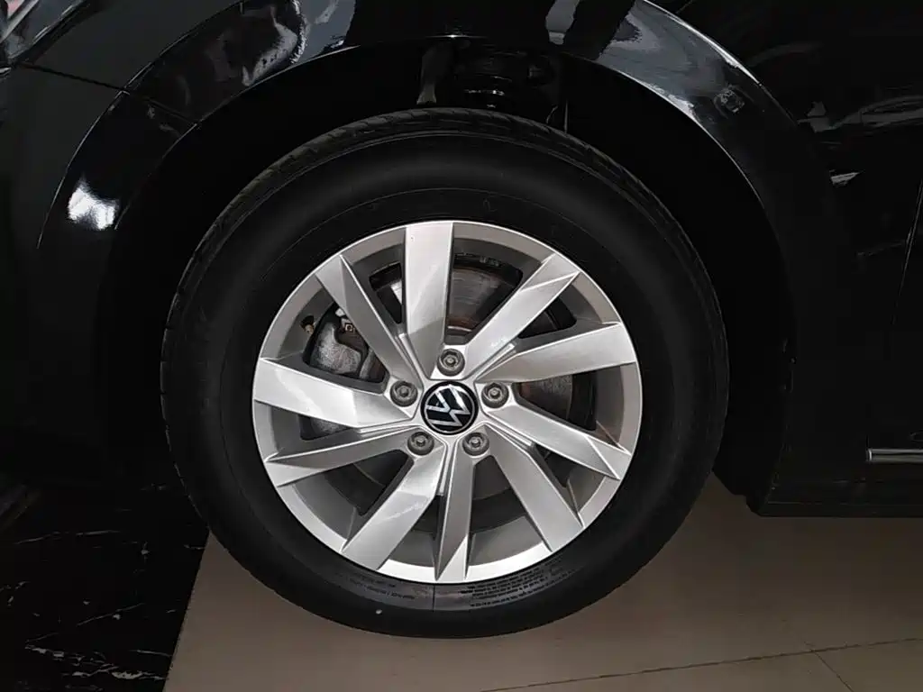 Фото 23 - Volkswagen Passat
