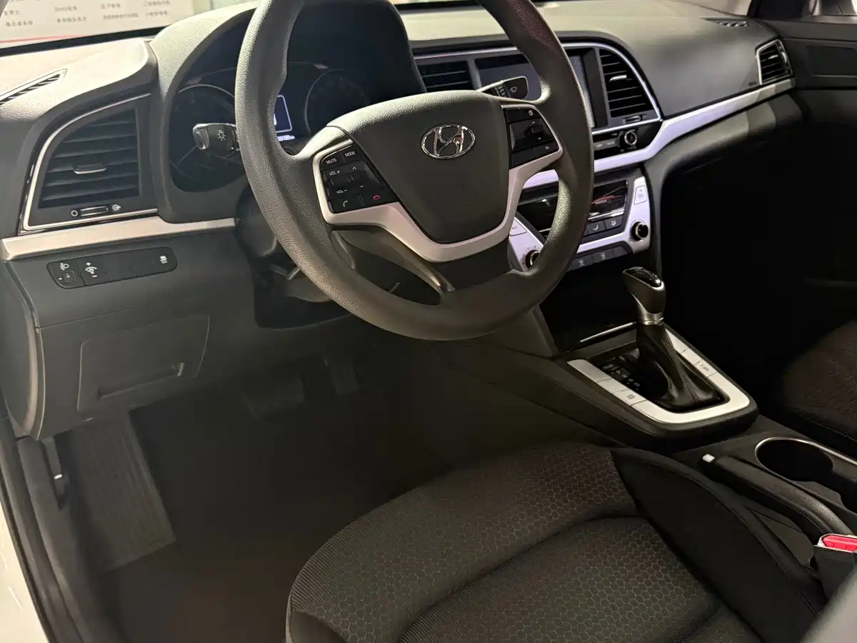 Hyundai Elantra 2016 Model 1.6L Automatic Smart Elite фото 5