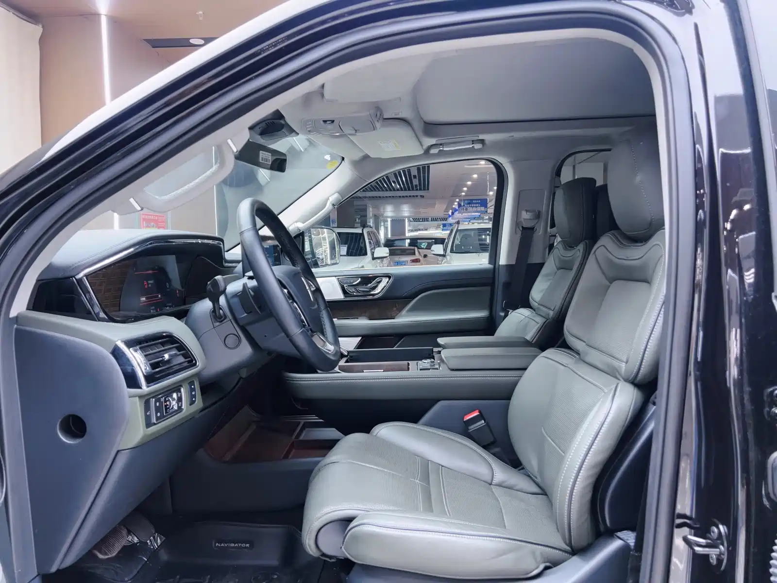 Фото 9 - Lincoln Navigator